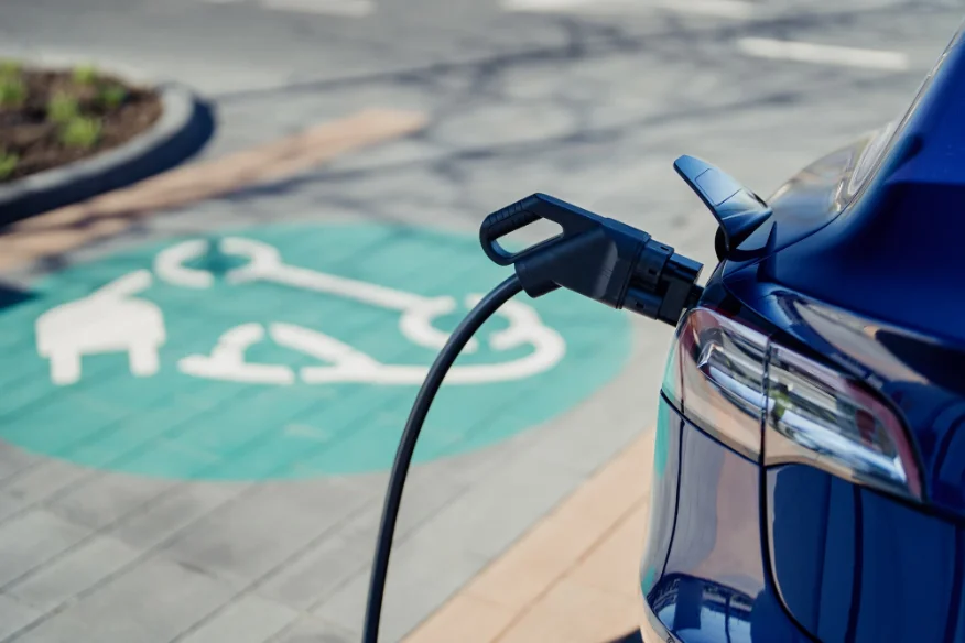 Elektroauto wird an einer Ladestation mit Ladekabel geladen