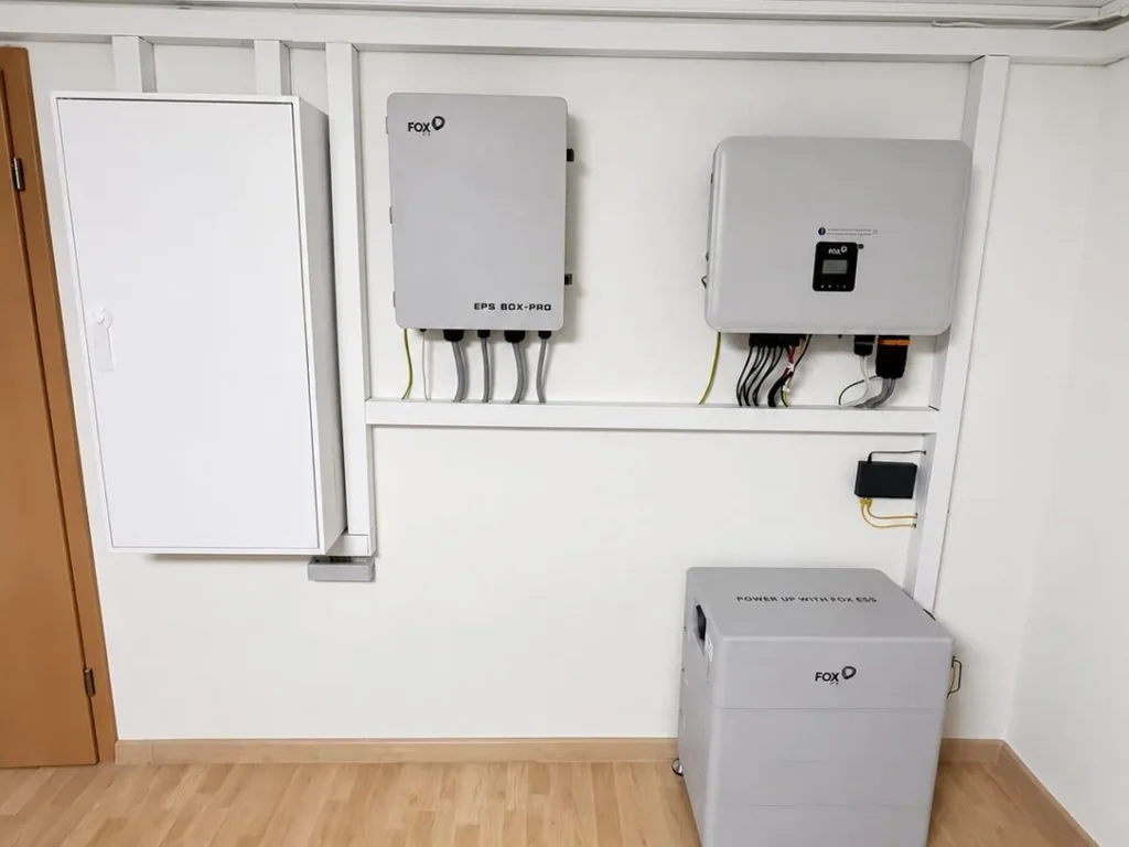 EPS-Box, Wechselrichter und Stromspeicher mit sauber verlegter Verkabelung im Technikraum