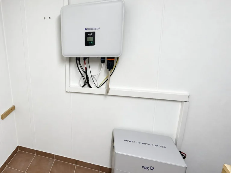 Wechselrichter und FOX-ESS-Stromspeicher an der Wand eines Hauswirtschaftsraums