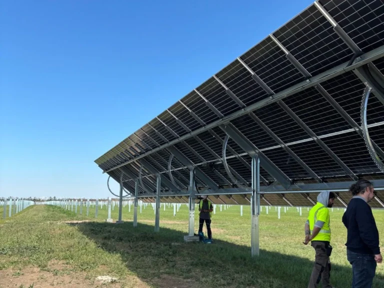 Prüfung der Unterkonstruktion unter einer Modulreihe im Solarpark