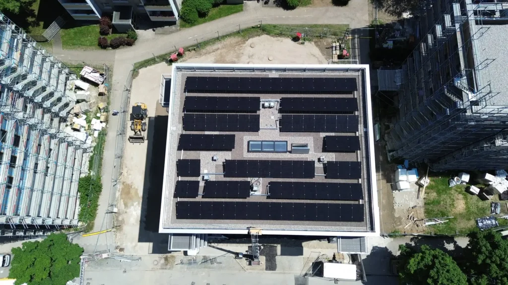 Luftaufnahme: Neubau mit Photovoltaikanlage auf dem Flachdach