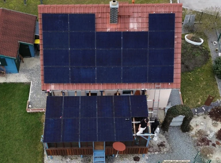 Photovoltaikanlage mit 15 kW auf Satteldach und Nebengebäude in Dingolfing, Luftaufnahme