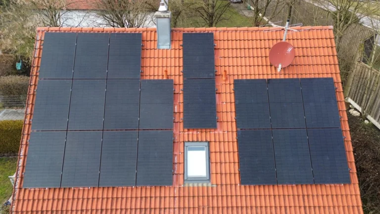 Photovoltaikanlage mit 12 kW auf einem Ziegeldach in Ingolstadt, Luftaufnahme