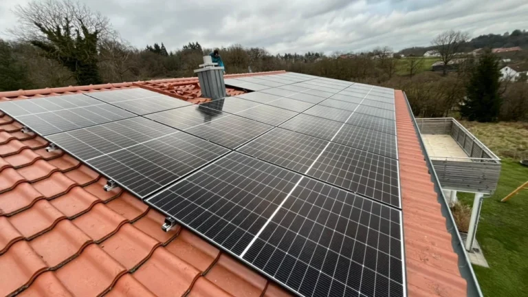 Photovoltaikanlage mit 10 kW auf einem Ziegeldach in Landshut