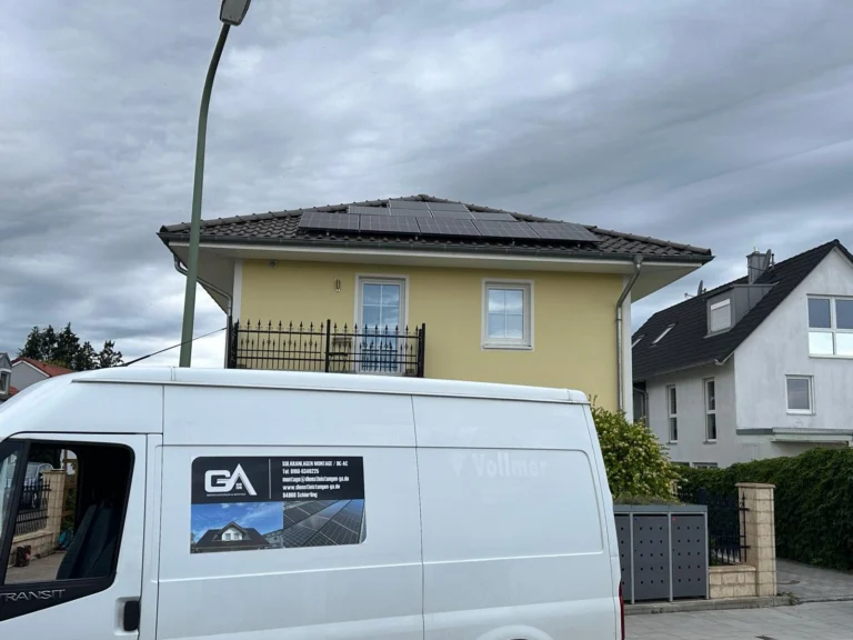 Photovoltaikanlage mit 11 kW auf einem Einfamilienhaus in München, davor der Montagewagen von GA Dienstleistungen & Montage