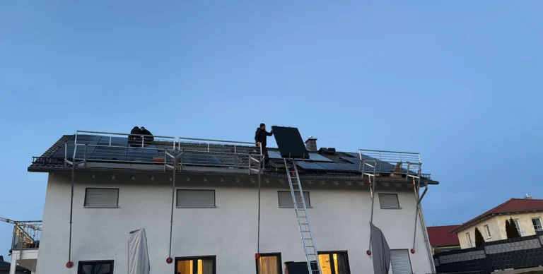Montage einer Photovoltaikanlage mit 13 kW auf einem Wohnhaus in München