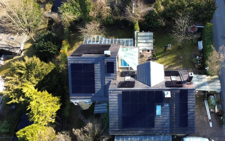 Photovoltaikanlage mit 19 kW auf dem Dach eines Einfamilienhauses in München, Luftaufnahme