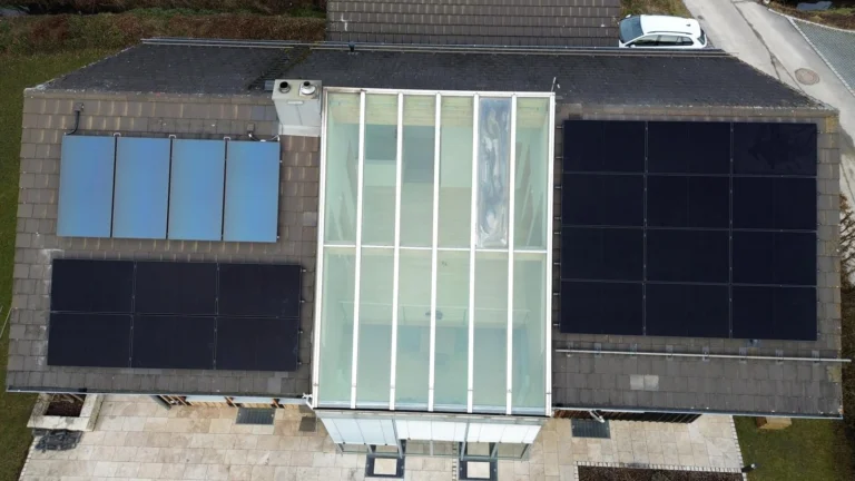 Photovoltaikanlage mit 10 kW auf einem modernen Wohnhaus in Nürnberg, Luftaufnahme