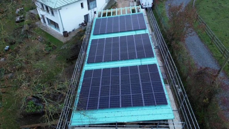 Photovoltaikanlage mit 25 kW auf einem Nebengebäude in Regensburg, Luftaufnahme