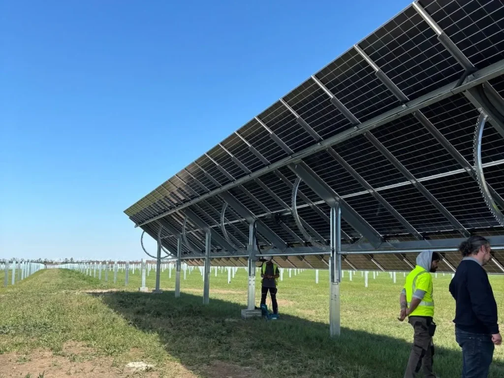 Prüfung der Unterkonstruktion unter einer Modulreihe im Solarpark
