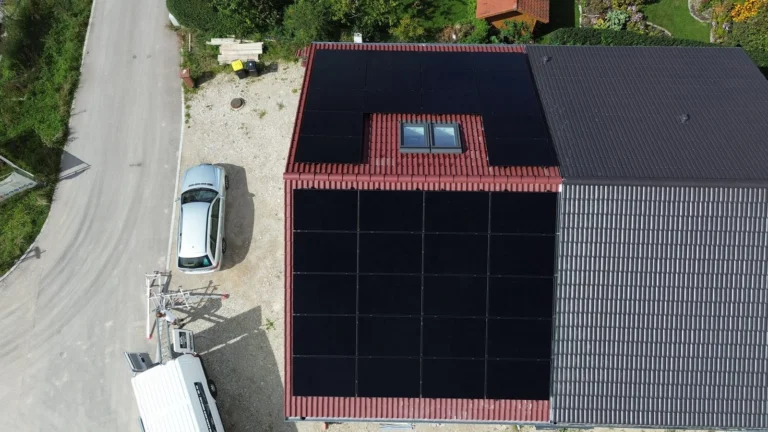 Luftaufnahme: Photovoltaikanlage auf einem Haus mit rotem und grauem Dach