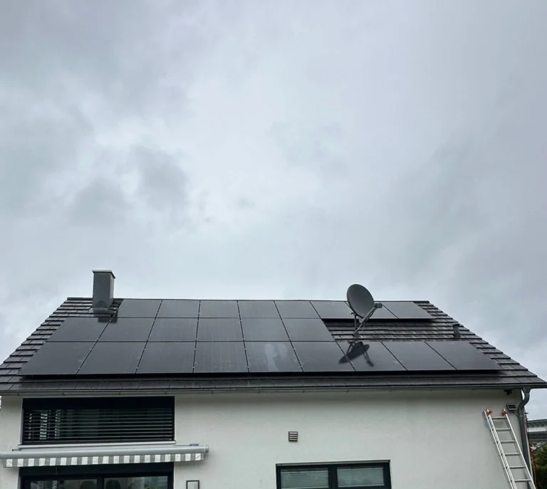 Photovoltaikanlage mit schwarzen Modulen auf dem Satteldach eines Wohnhauses