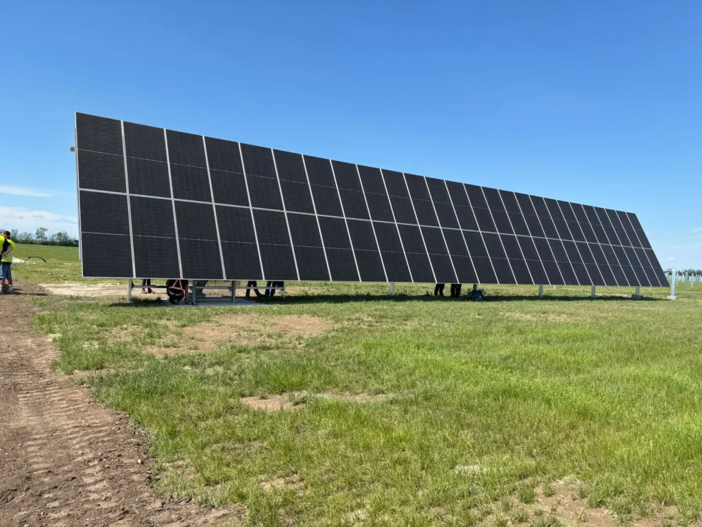 Modulreihe in einem Solarpark vor blauem Himmel